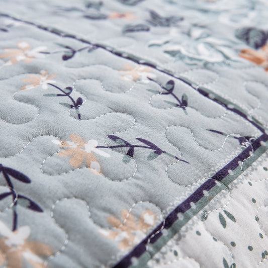 Floral quilt bedspread set with reversible printed pattern for Queen and King beds