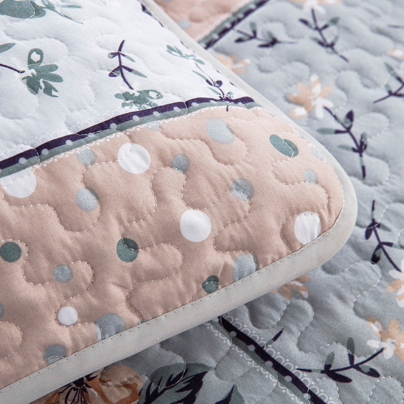 Floral quilt bedspread set with reversible printed pattern for Queen and King beds